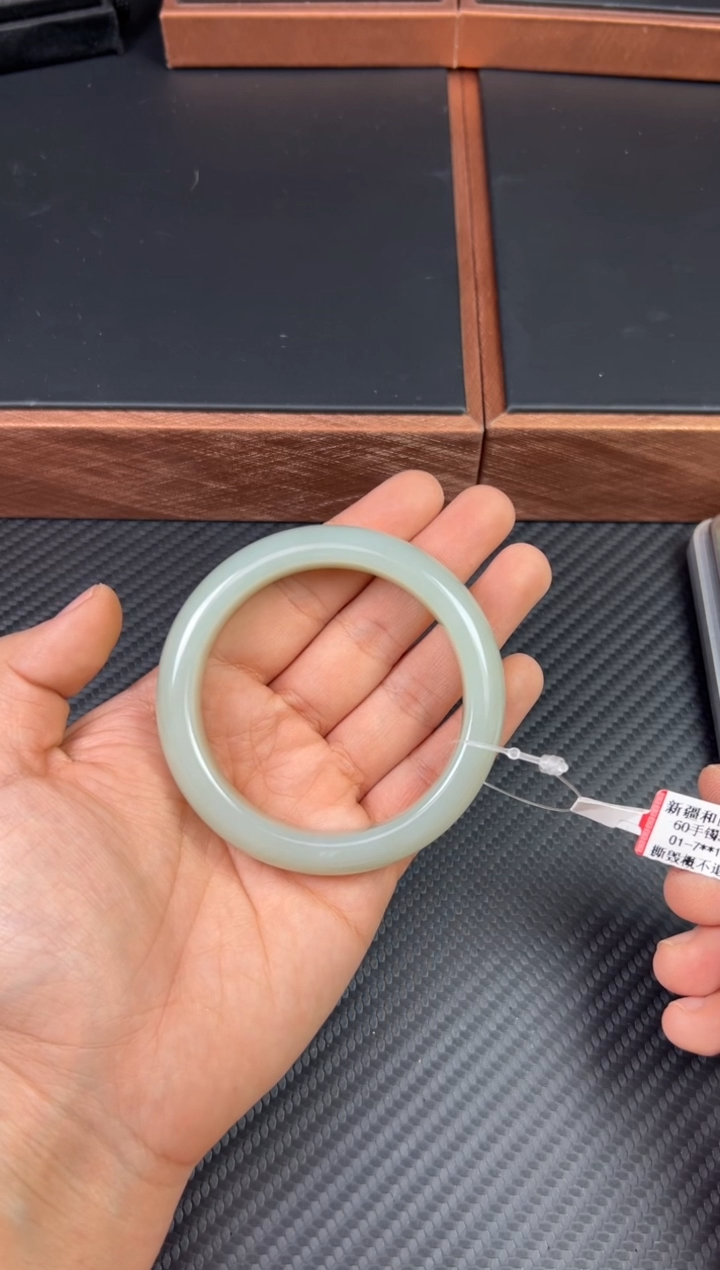 【闪购商品】和田玉手镯未镶嵌且末微色差55+