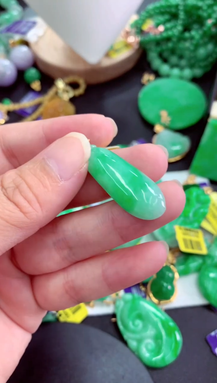 颈饰18K金镶嵌翡翠挂件