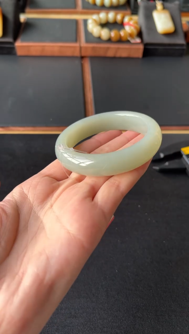 【闪购商品】和田玉手镯未镶嵌且末微色差近矿56