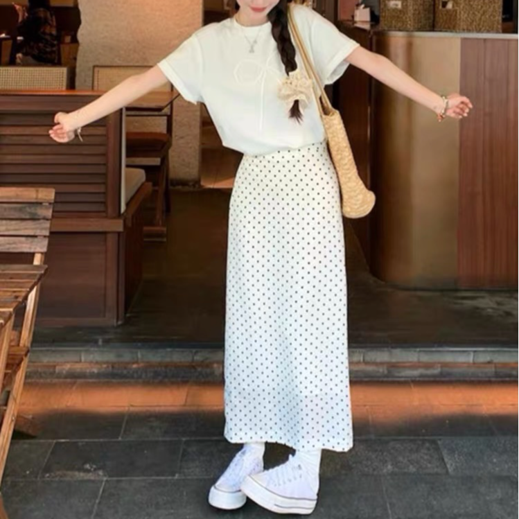 夏季温柔穿搭白色正肩蝴蝶T恤搭配白色波点裙时尚套装极简风