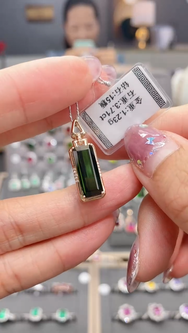 18K金镶嵌颈饰碧玺3.71  