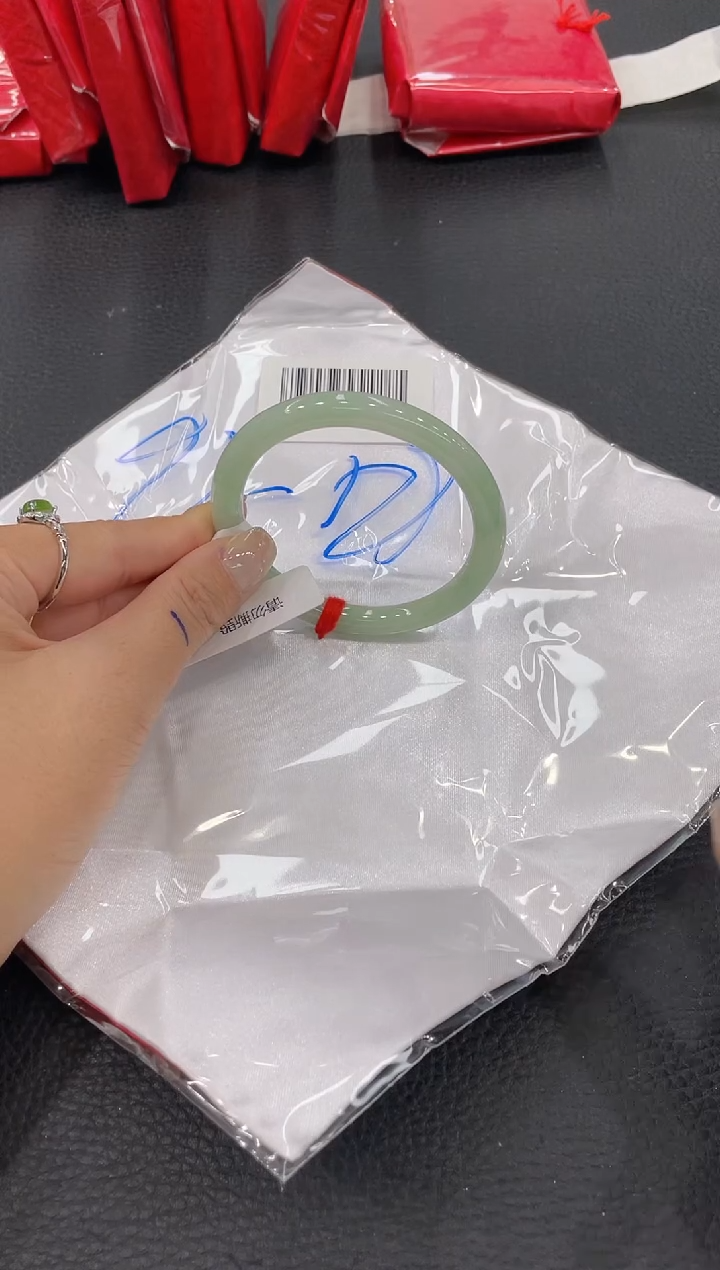 【闪购商品】翡翠手镯未镶嵌手镯