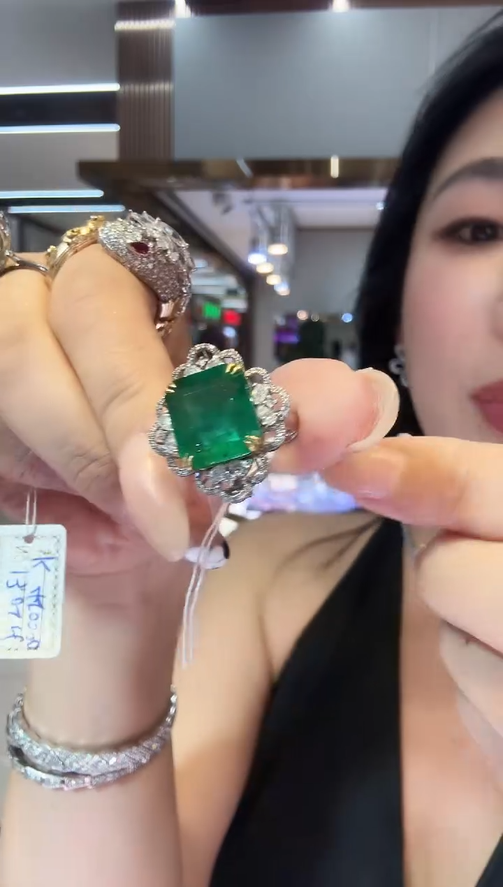 18K金镶嵌戒指祖母绿7.10ct