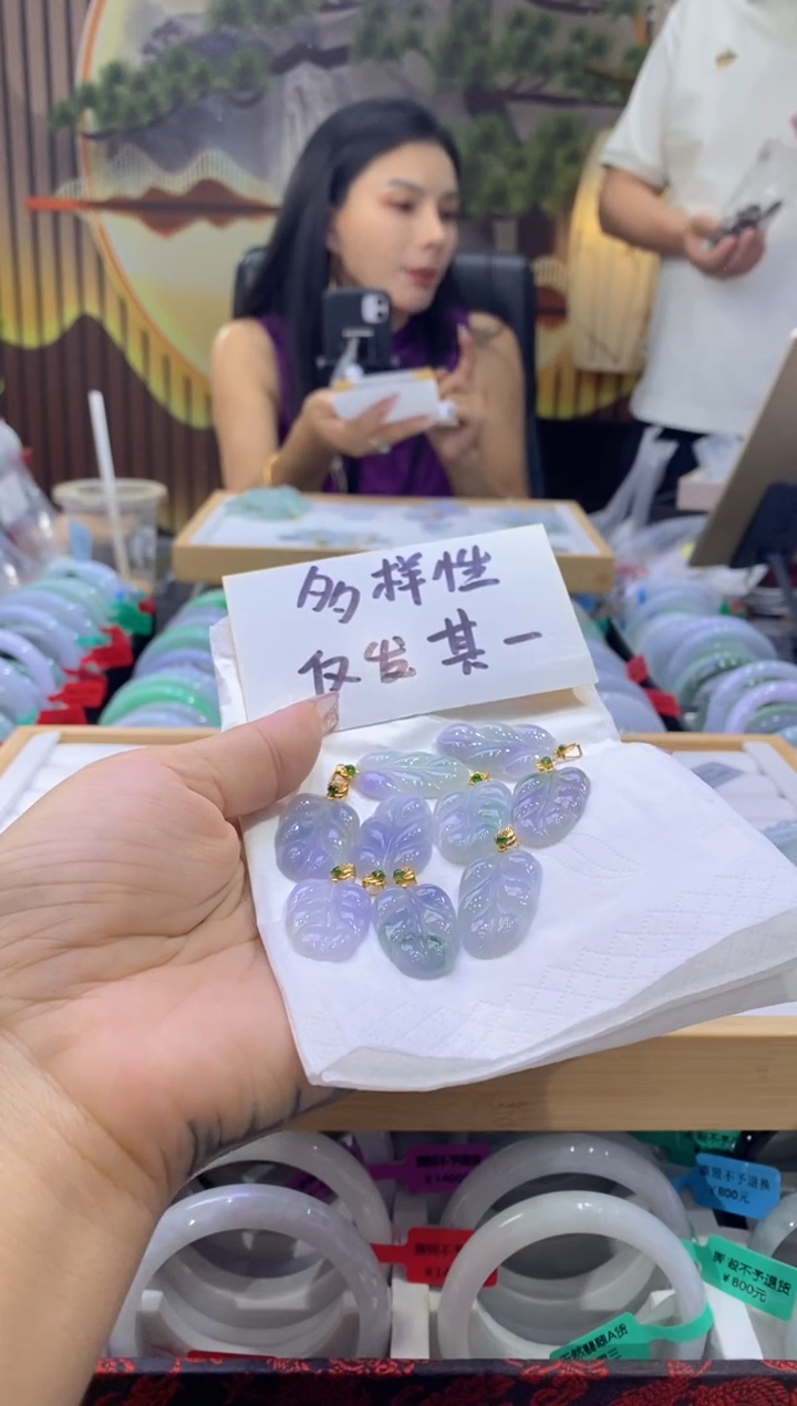 翡翠18K金镶嵌颈饰多样性仅发其一8107