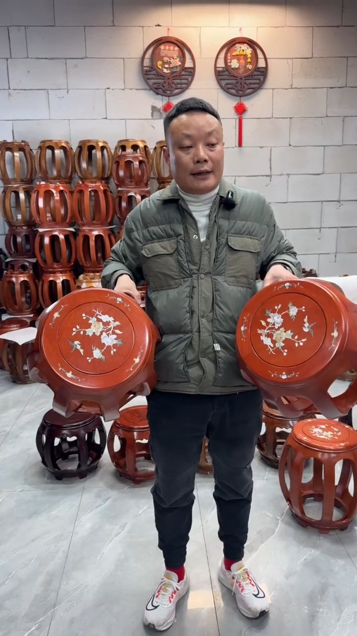 【闪购商品】花梨木类凳子花梨色大号印花一对