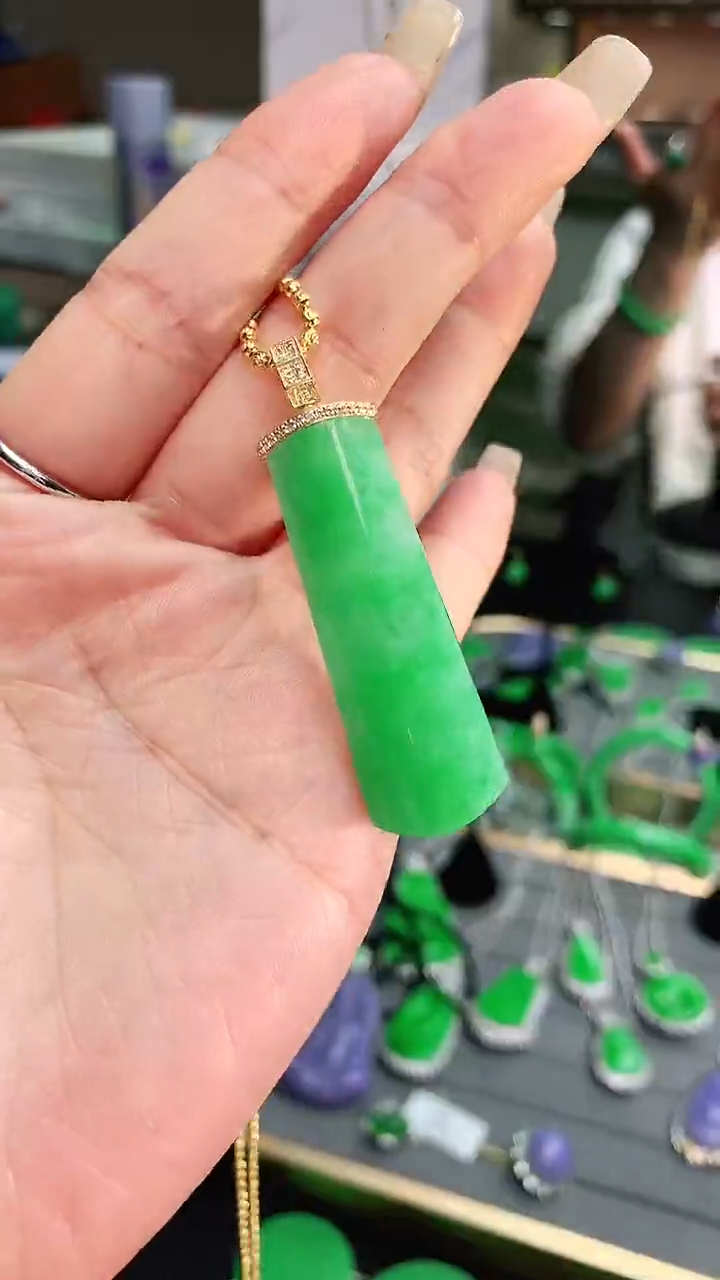 颈饰18K金镶嵌翡翠赠礼盒证书