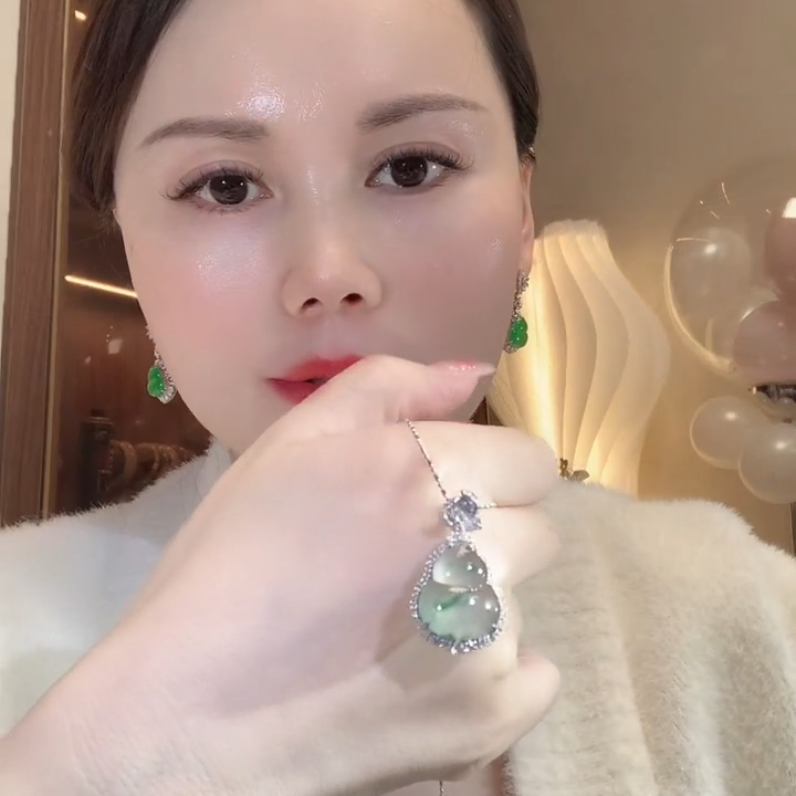 翡翠吊坠(不含链)18K金镶嵌F45 总19800 订金5000 差14800