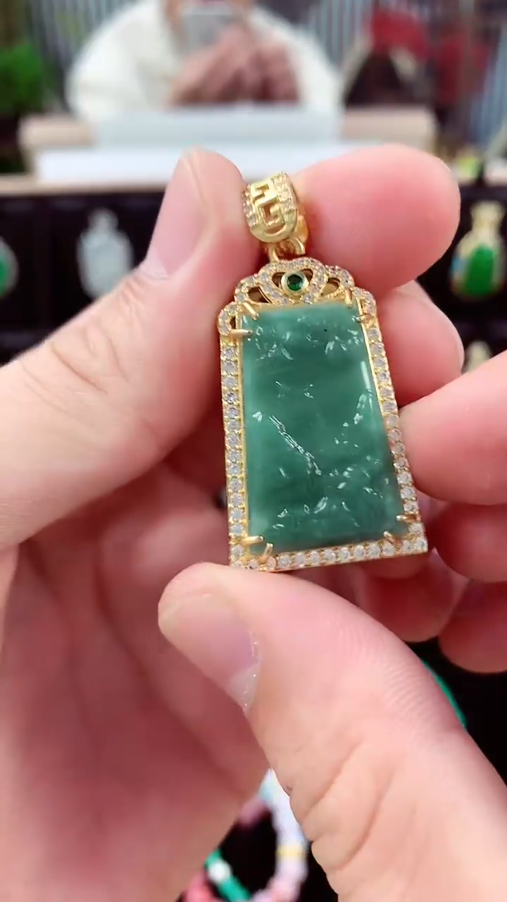 【闪购商品】翡翠吊坠(赠链)未镶嵌翡翠无事牌