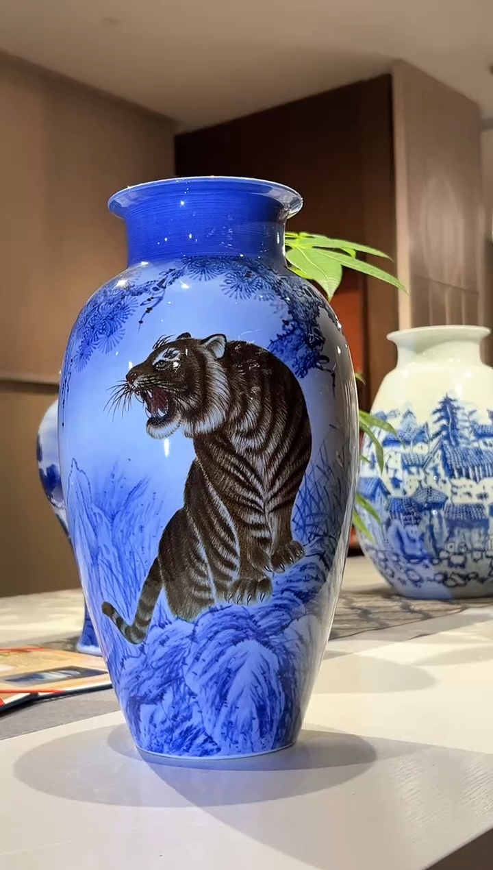 【闪购商品】瓶景德镇陶瓷虎啸山河赏瓶