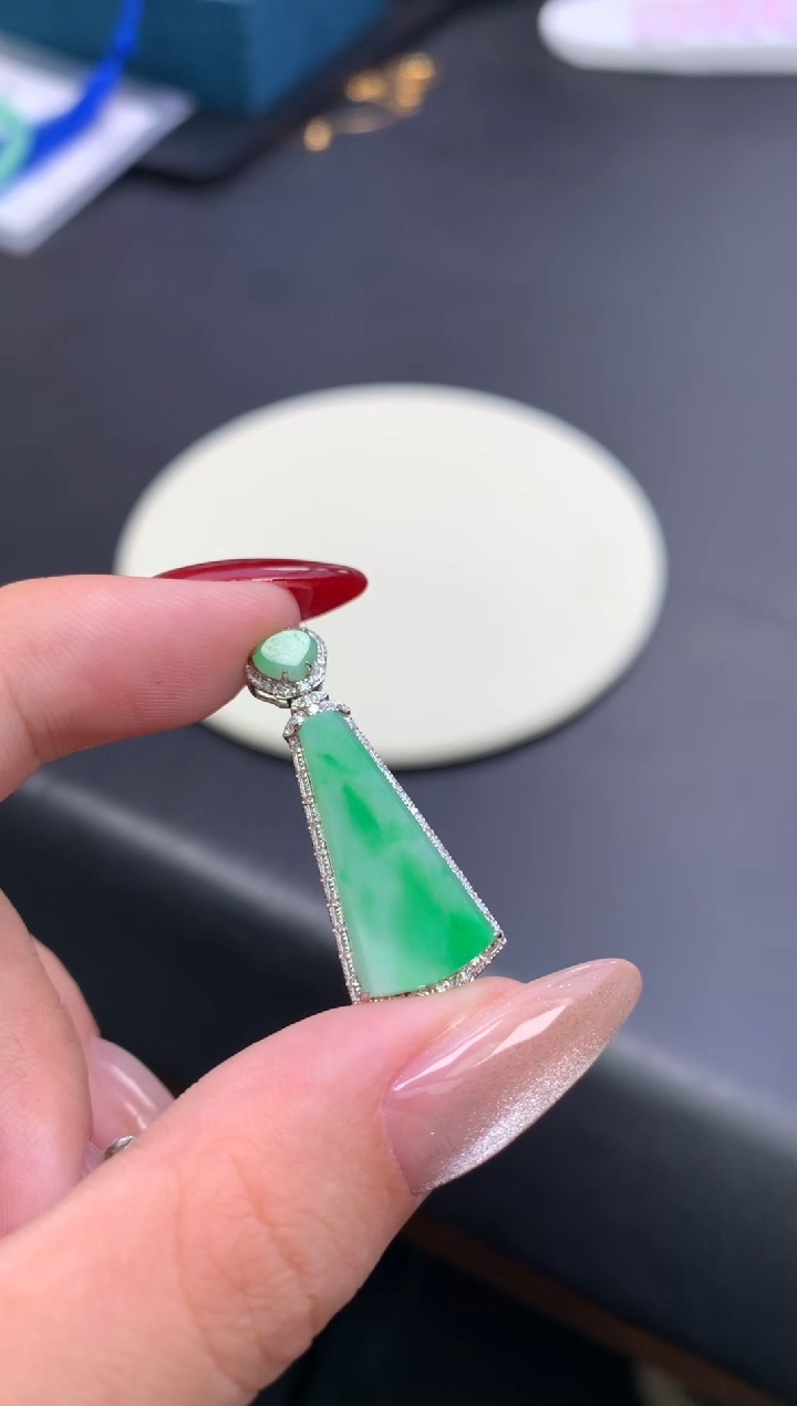 颈饰18K金镶嵌翡翠48小时鉴赏期 退货不扣服务费