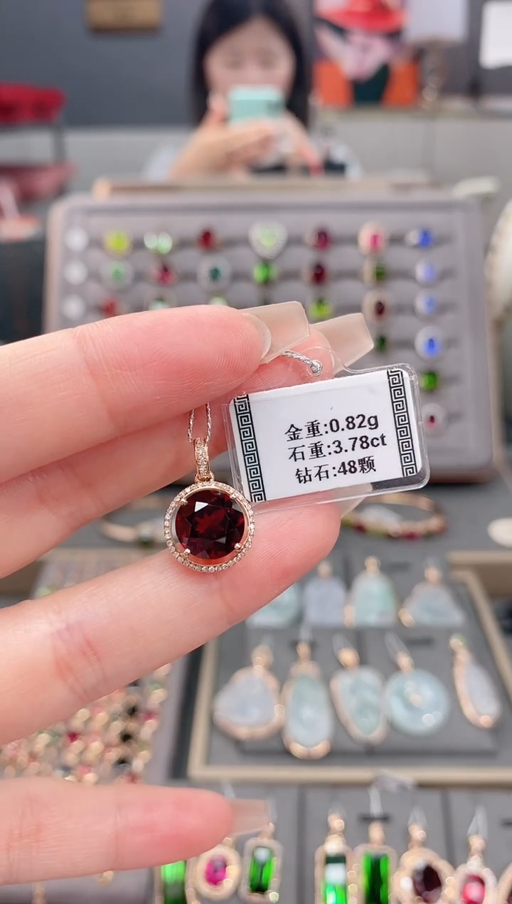 18K金镶嵌戒指石榴石3.78     