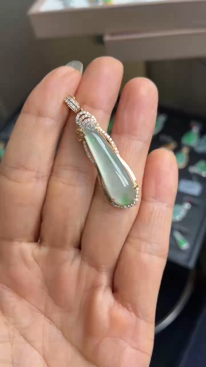 颈饰18K金镶嵌翡翠天然翡翠A货