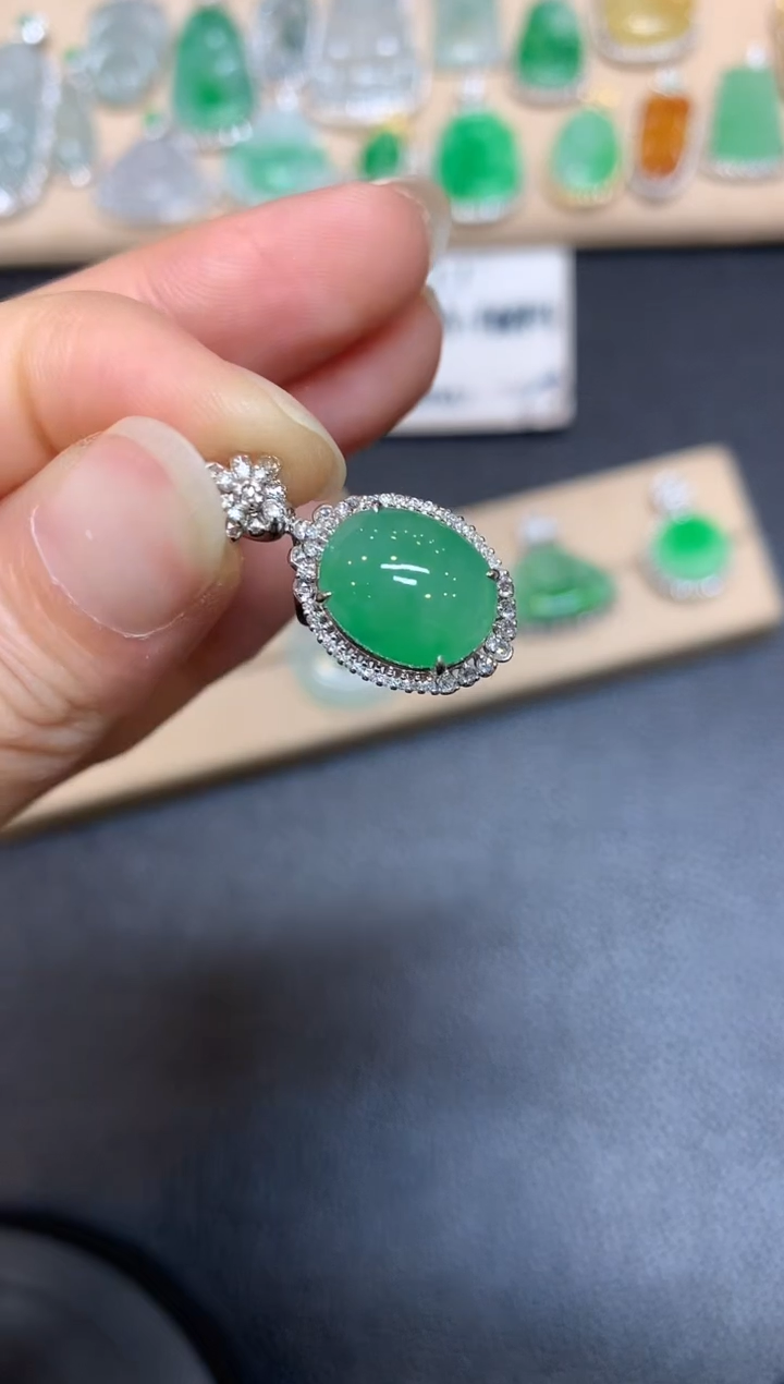 【闪购商品】翡翠颈饰18K金镶嵌蛋面【无服务费