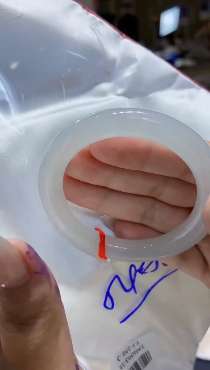 翡翠手镯未镶嵌翡翠手镯