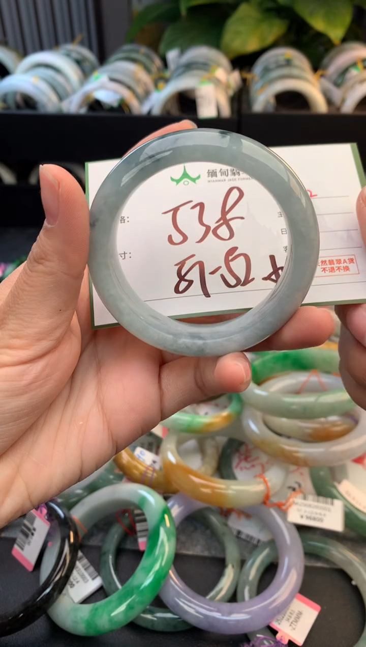 未镶嵌定制翡翠今****?毛货需精细抛光+多人