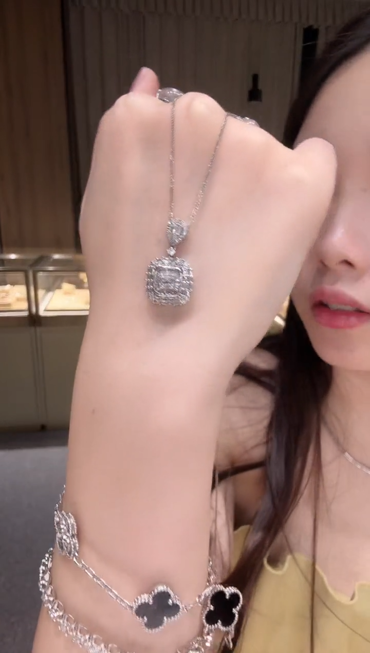 18K金镶嵌吊坠（不含链）钻石大冰糖