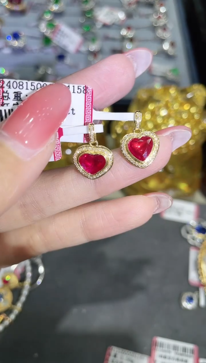 18K金镶嵌吊坠红宝石无烧红宝石吊坠 多样性发其一