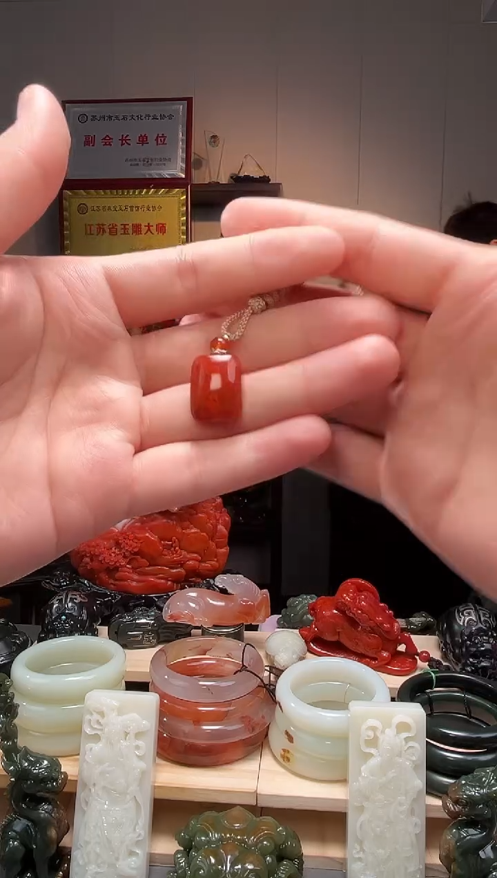 颈饰未镶嵌南红玛瑙吊坠