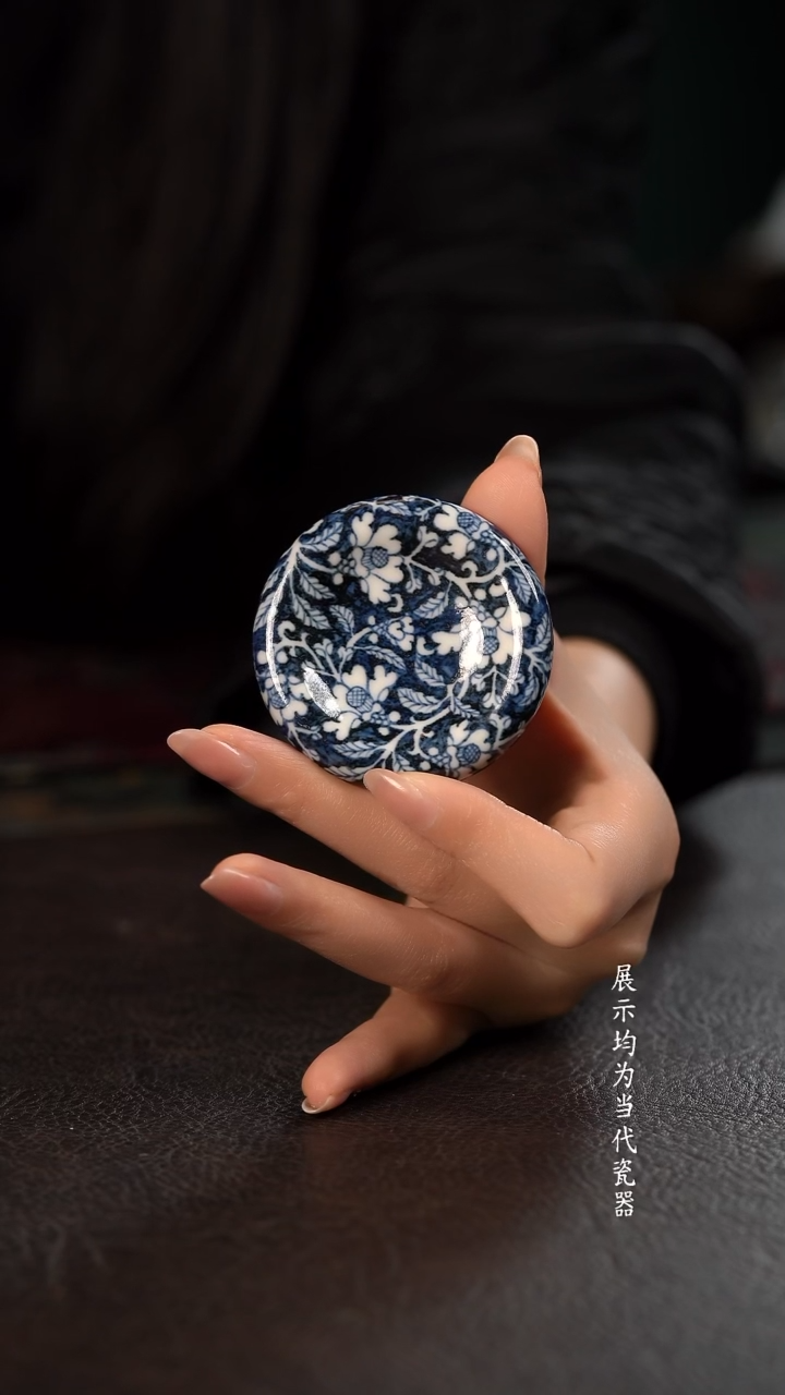 子润窑蓝地茶花曲奇盖置