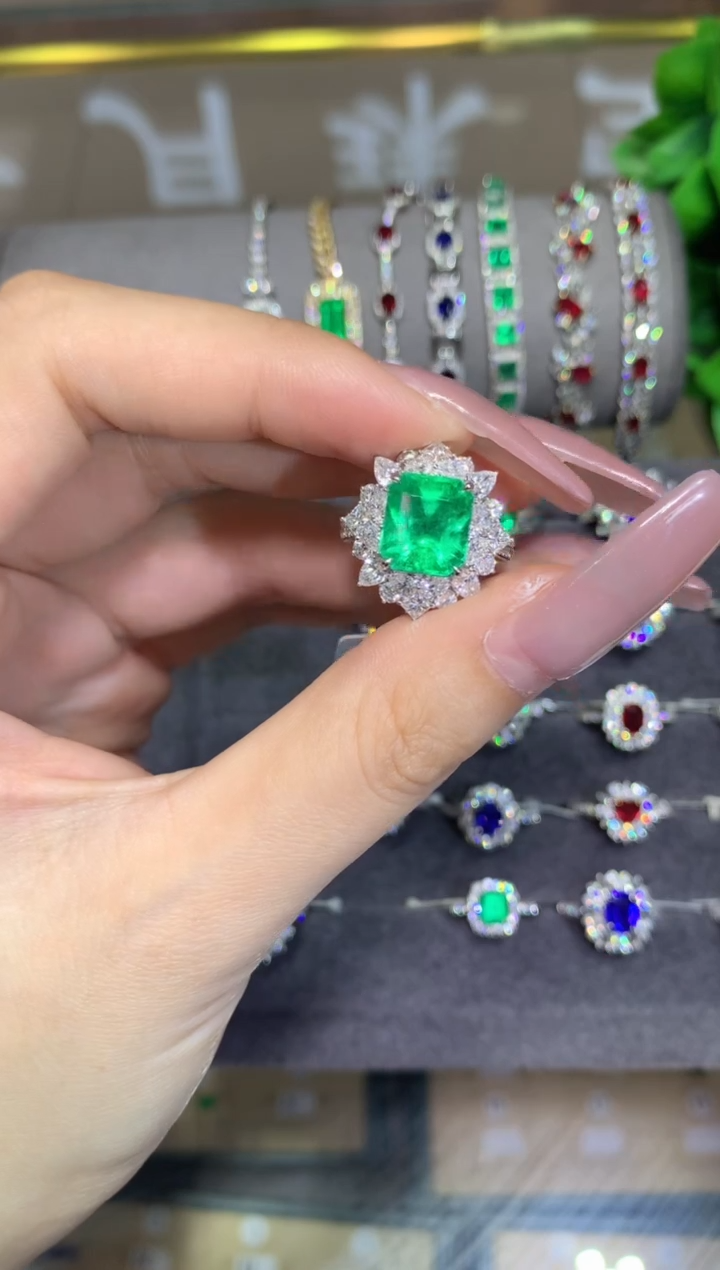 18K金镶嵌戒指祖母绿偷*屎4.07ct哥伦比亚