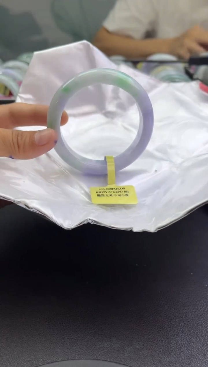 翡翠手镯未镶嵌翡翠手镯