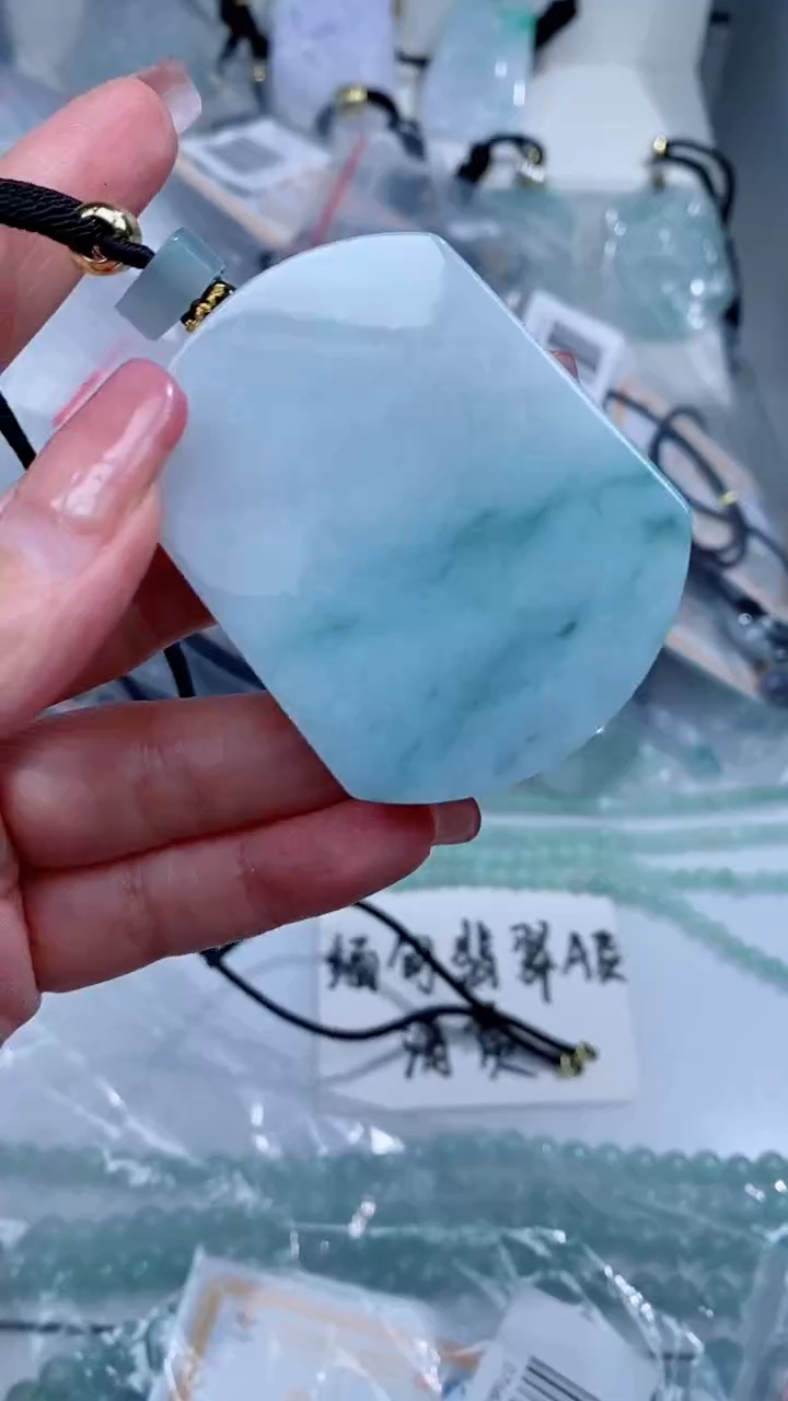翡翠未镶嵌颈饰吊坠