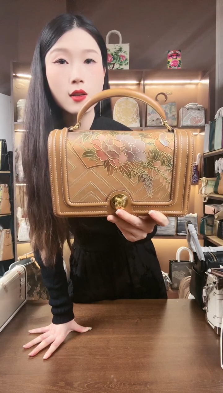 【闪购商品】织绣【25号】岁玺子兮 头层牛皮 楠木小香包