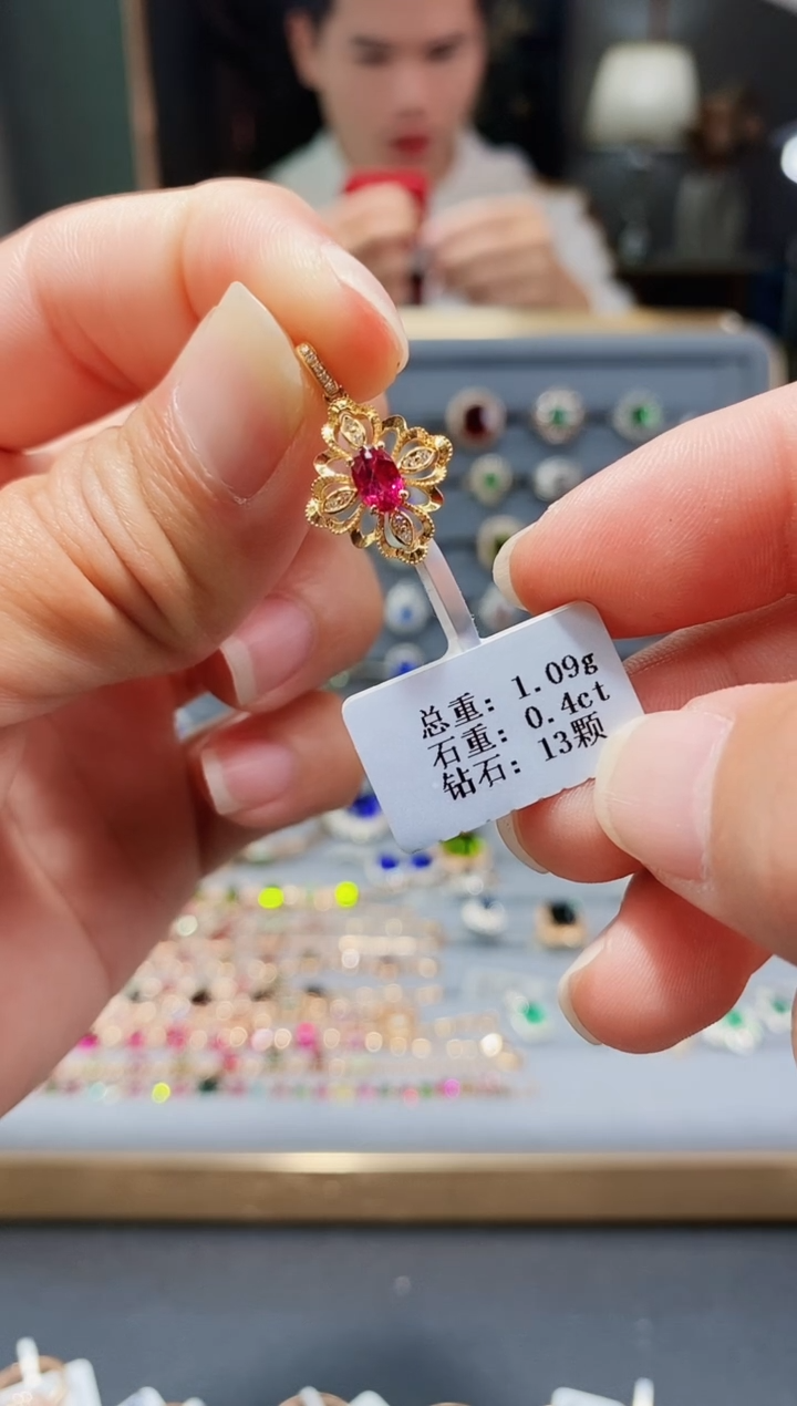 【闪购商品】碧玺颈饰18K金镶嵌0.4..