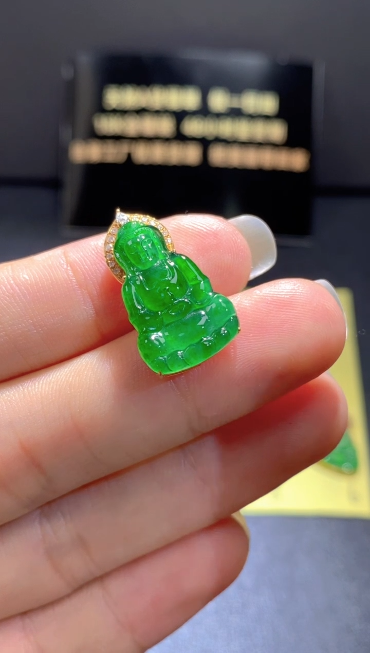翡翠18K金镶嵌颈饰翡翠吊坠
