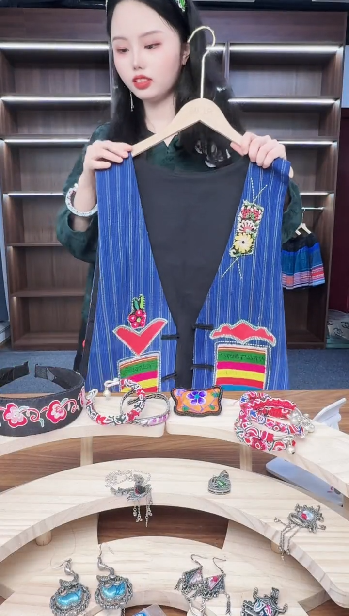 织绣262蒙阿苏苗绣传承