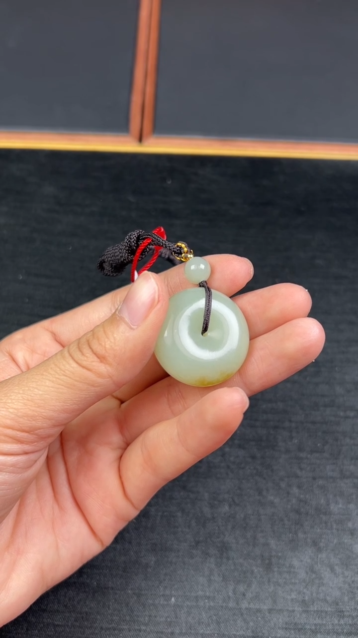 【闪购商品】和田玉吊坠(赠链)未镶嵌且末微色差近矿