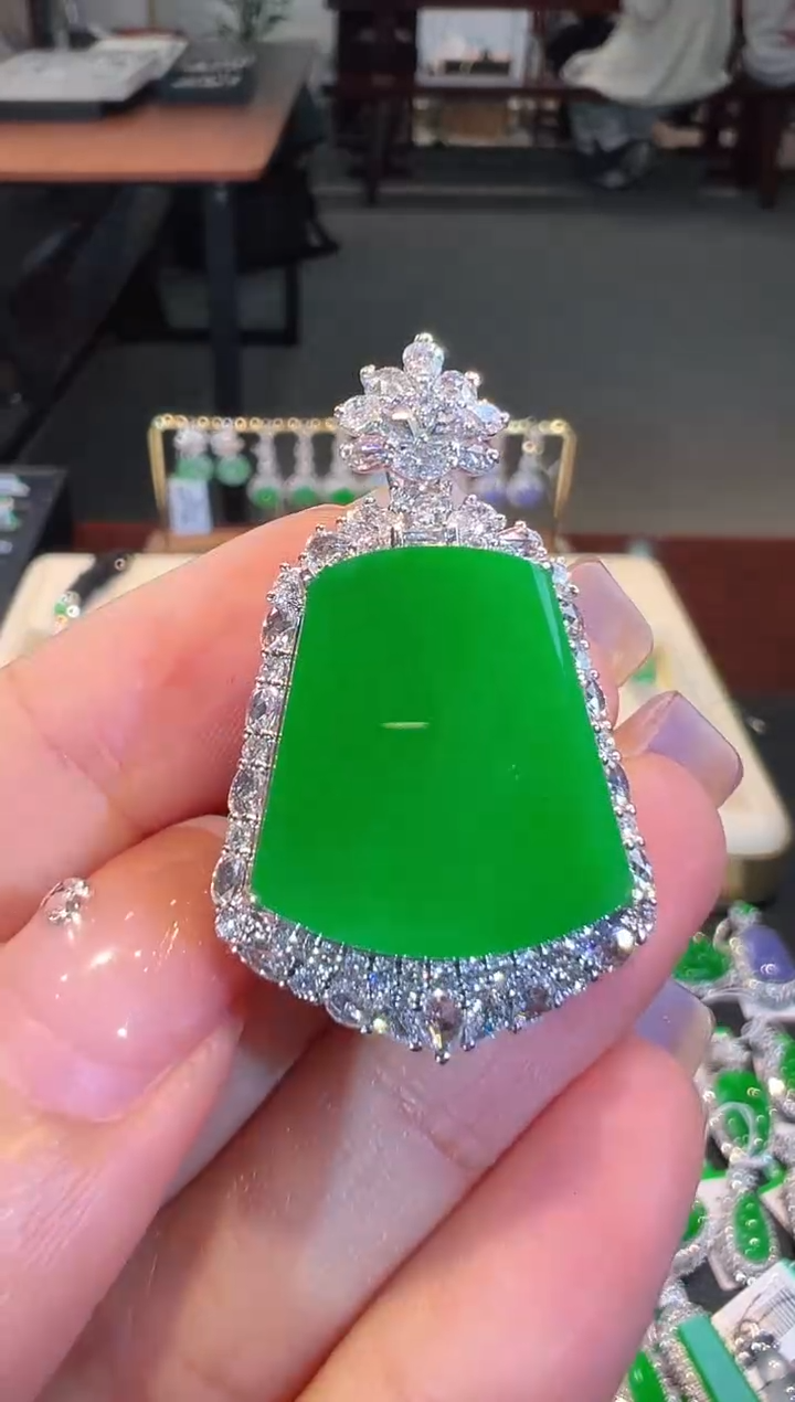 【闪购商品】翡翠吊坠(不含链)18K金镶嵌翡翠
