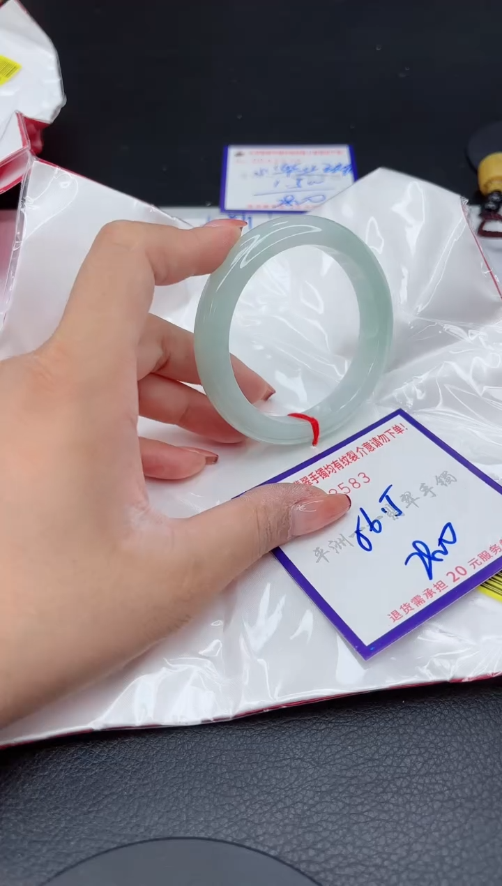 翡翠手镯未镶嵌1