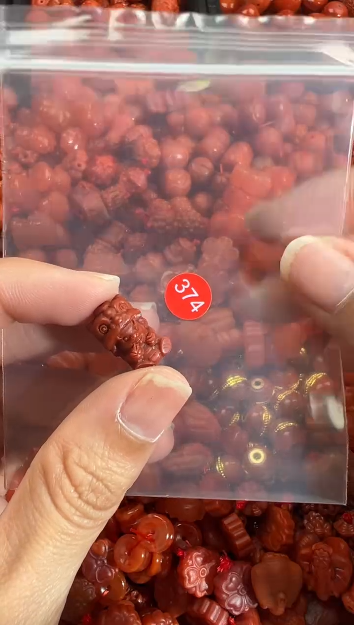 南红玛瑙未镶嵌颈饰1