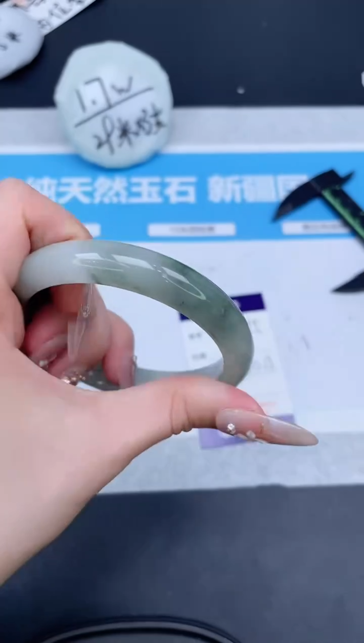 【闪购商品】石英质玉手镯未镶嵌185-60.5