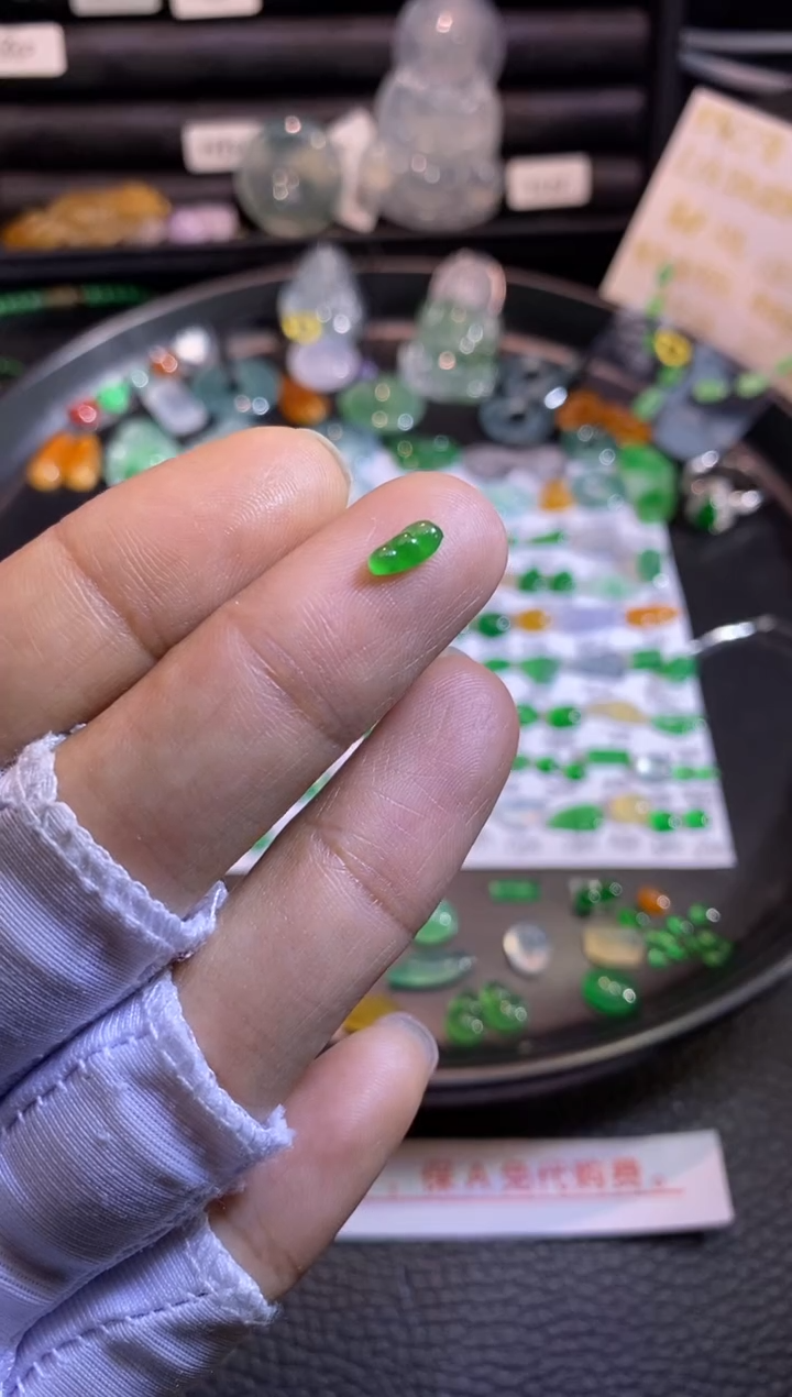 翡翠挂件未镶嵌豆