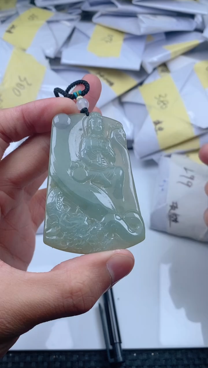 翡翠未镶嵌颈饰            