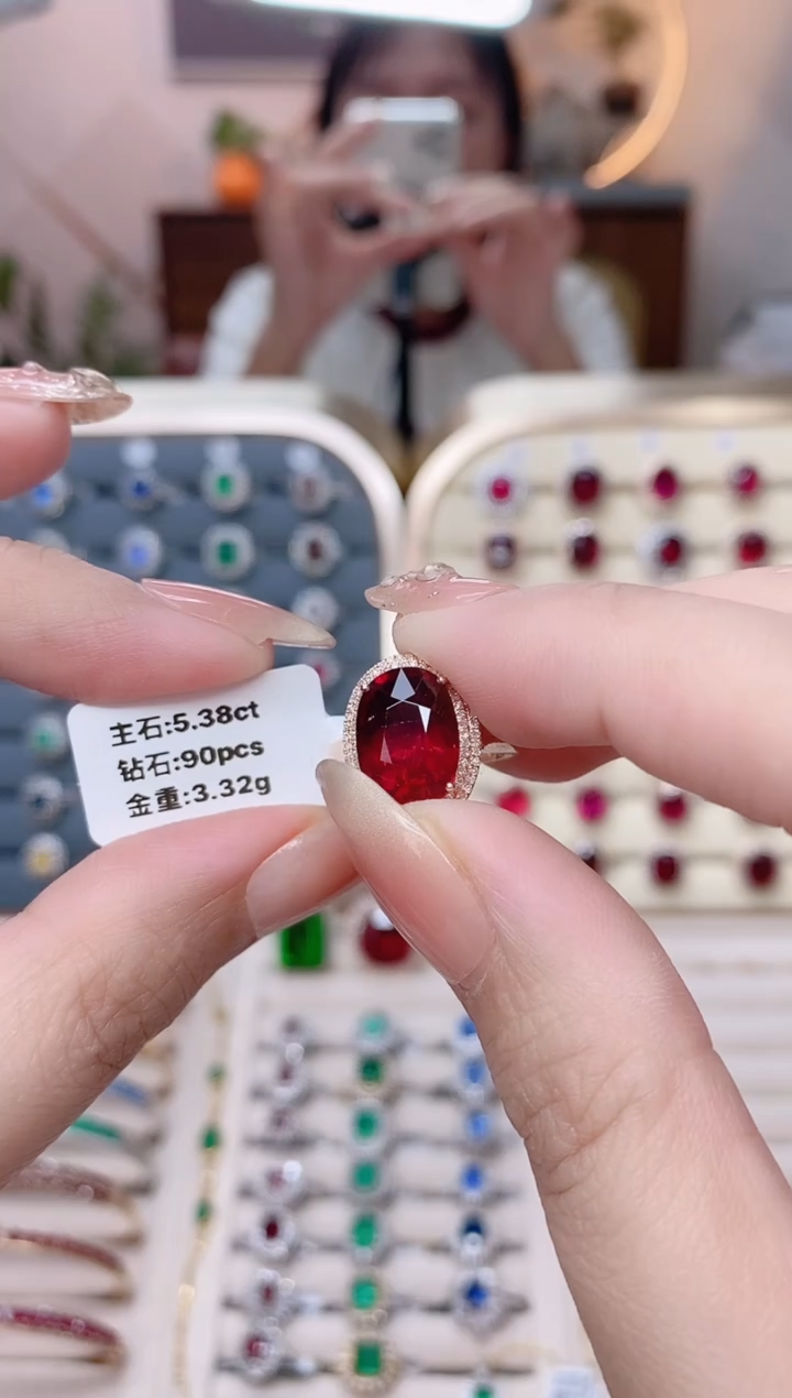 18K金戒指18K金镶嵌碧玺.
