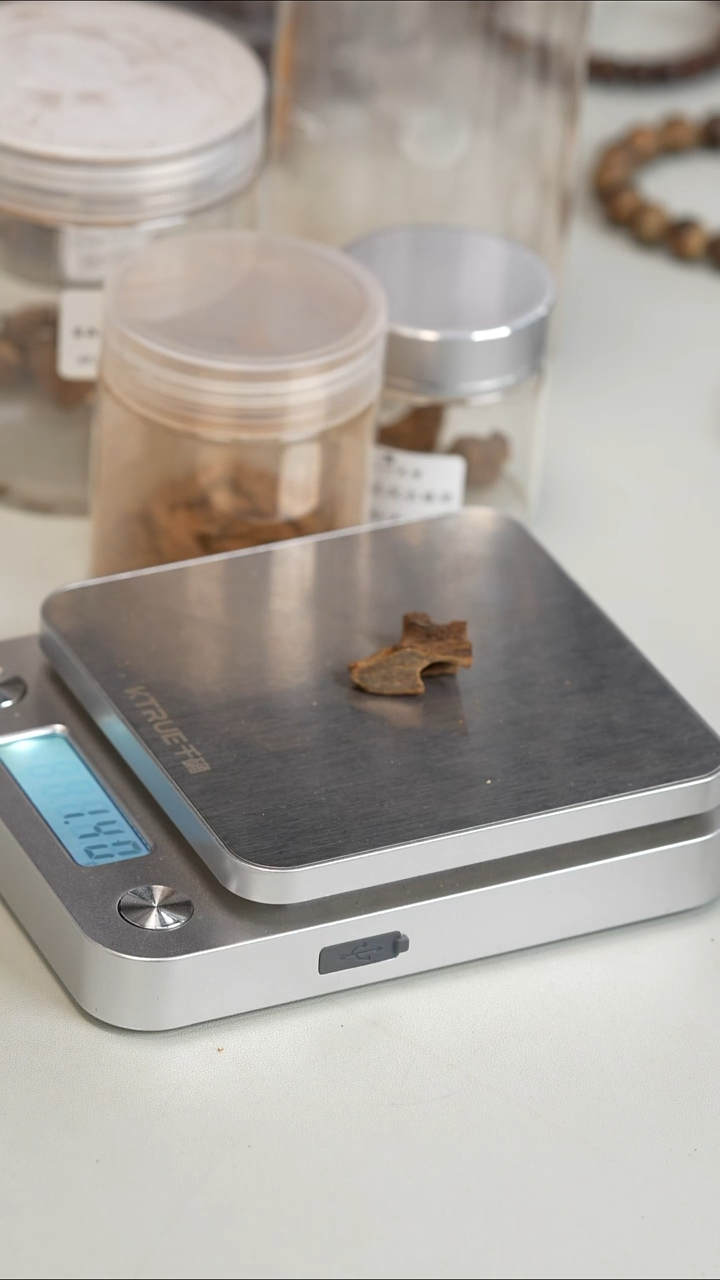 沉香沉香碎屑越南富森红土软油沉水1.4g