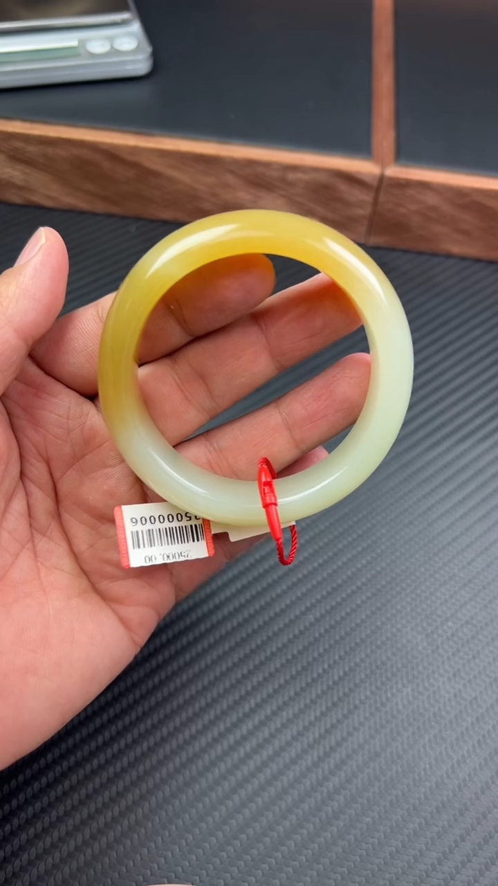 【闪购商品】和田玉手镯未镶嵌且末微色差近矿58 