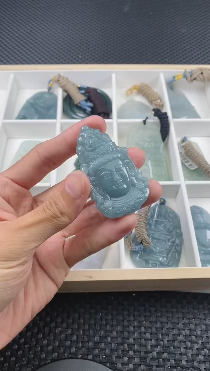 翡翠未镶嵌颈饰 