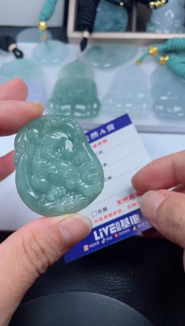 颈饰未镶嵌翡翠             