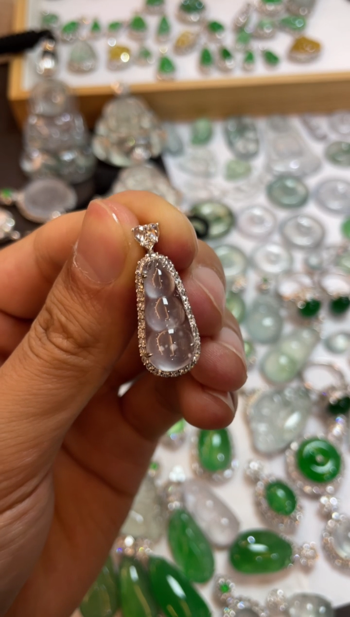 【闪购商品】翡翠吊坠(不含链)18K金镶嵌豆子