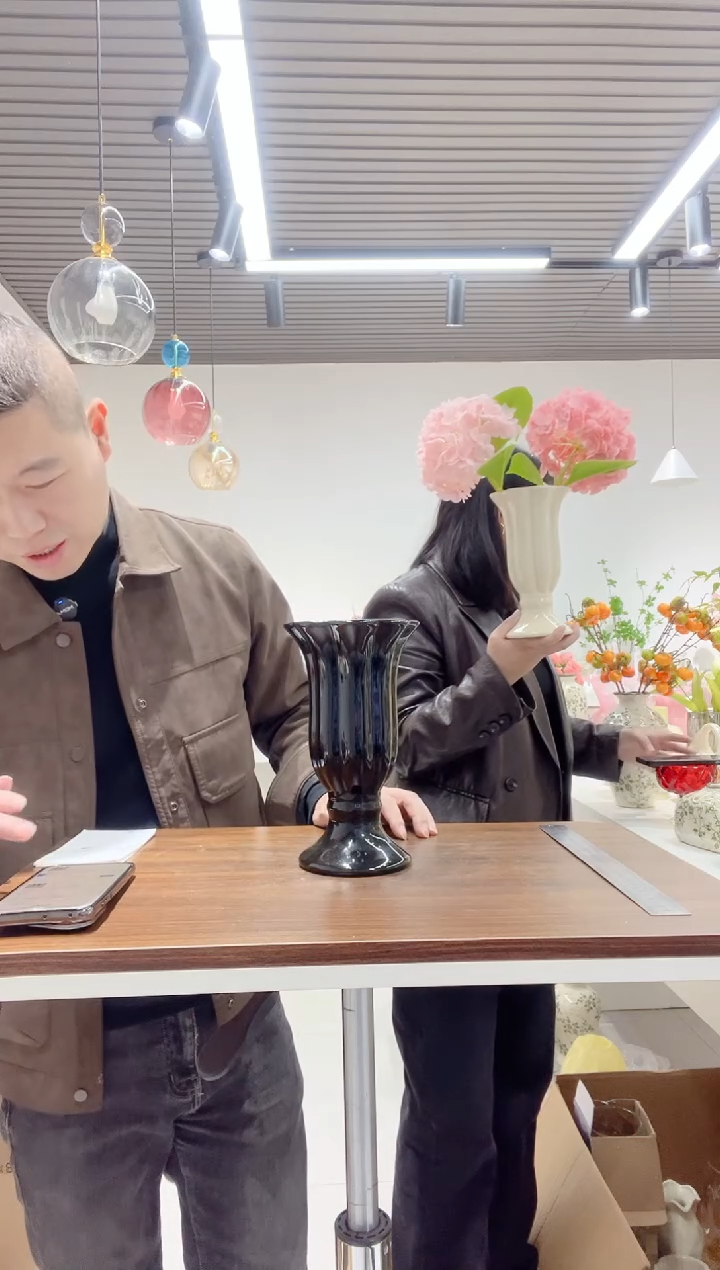 喇叭花黑色陶瓷花瓶