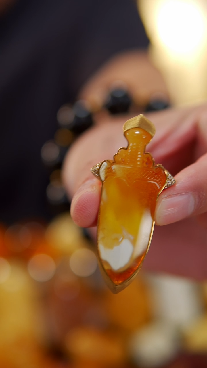 【闪购商品】蜜蜡颈饰18K金镶嵌金瓷白宝剑吊坠14.88