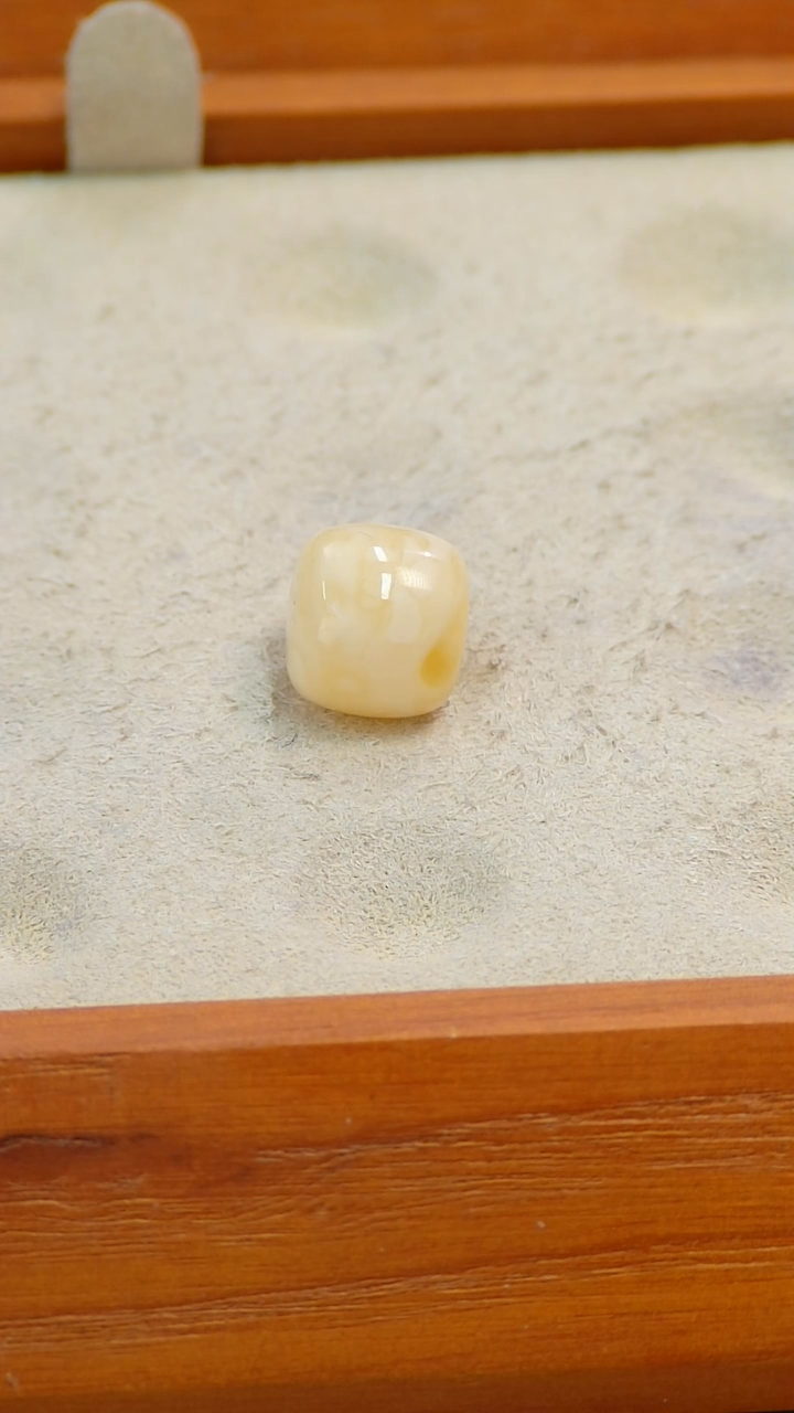 【闪购商品】蜜蜡裸石未镶嵌俄料微瑕爱10.6*9.5M0.75克