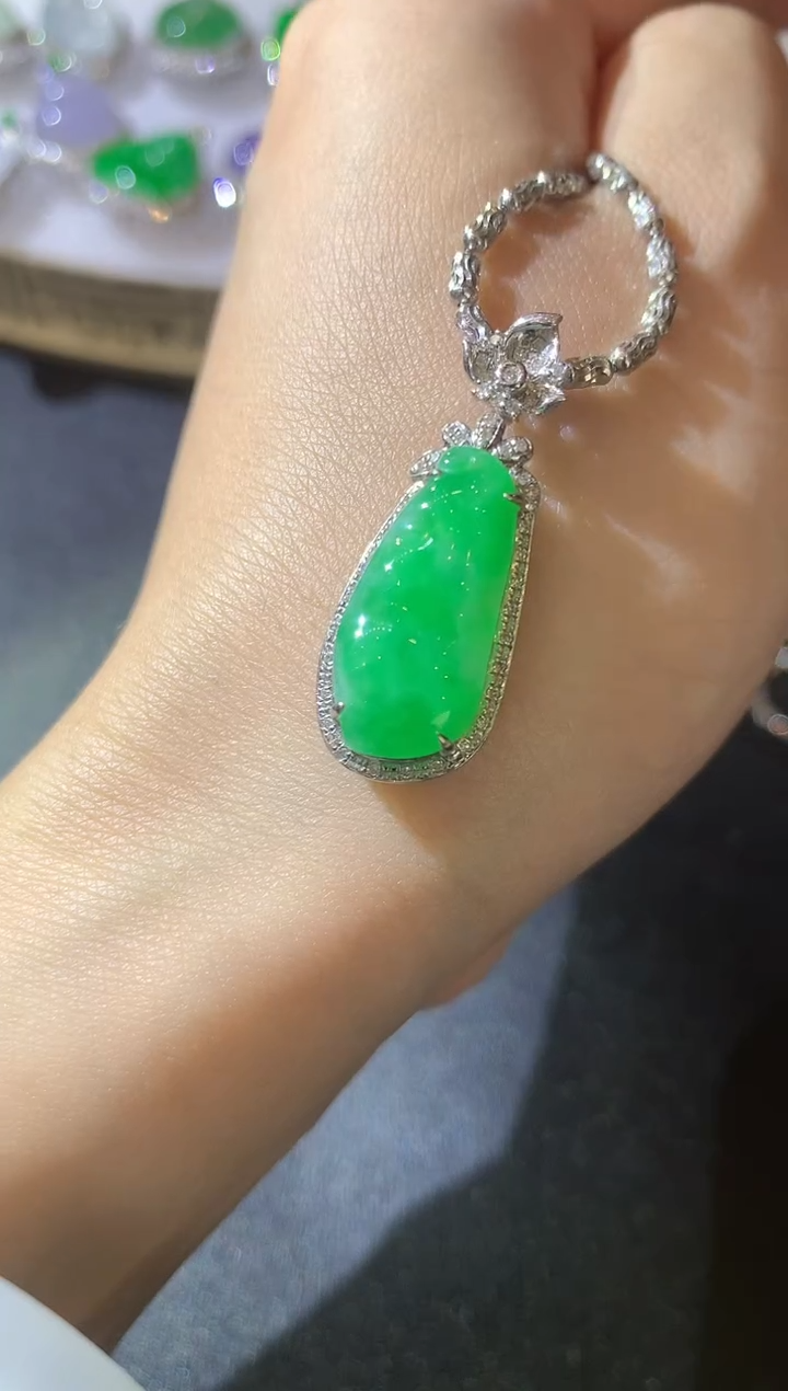 【闪购商品】翡翠吊坠(不含链)18K金镶嵌A15