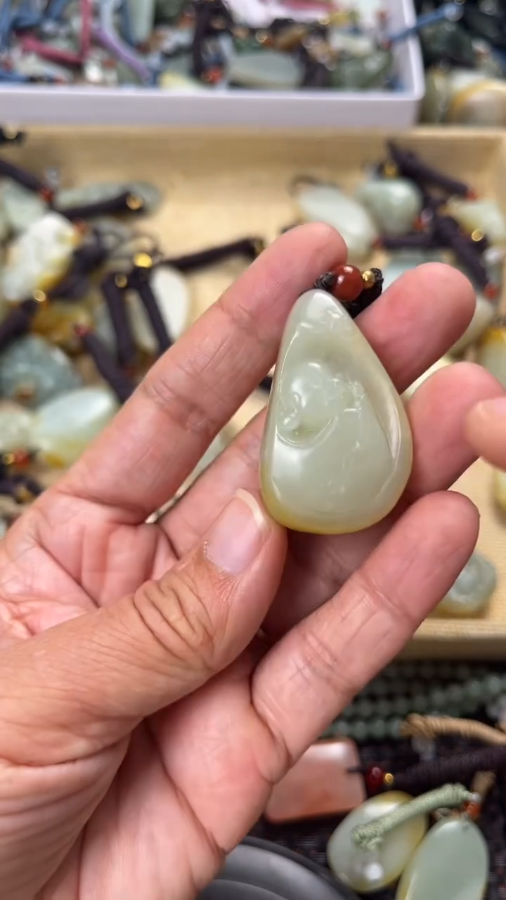【闪购商品】和田玉颈饰未镶嵌多样性发货没有证书拍一发一有瑕