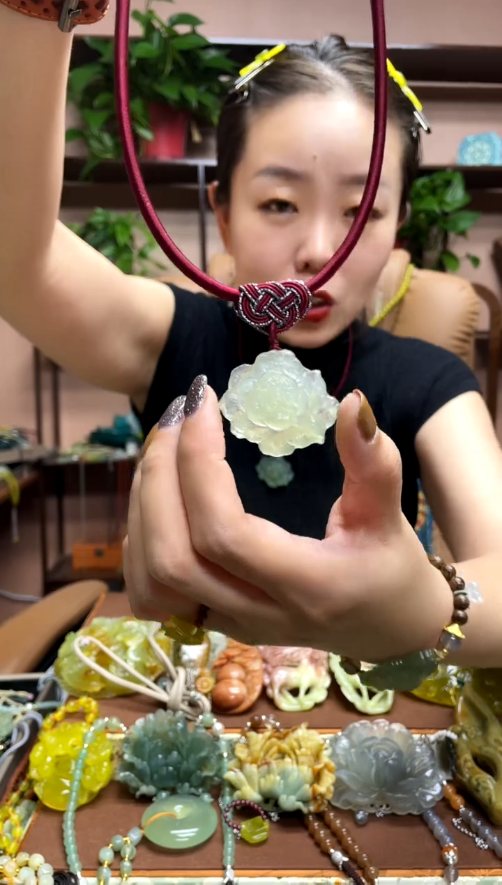 未镶嵌岫玉吊坠多样性发货发其中之一