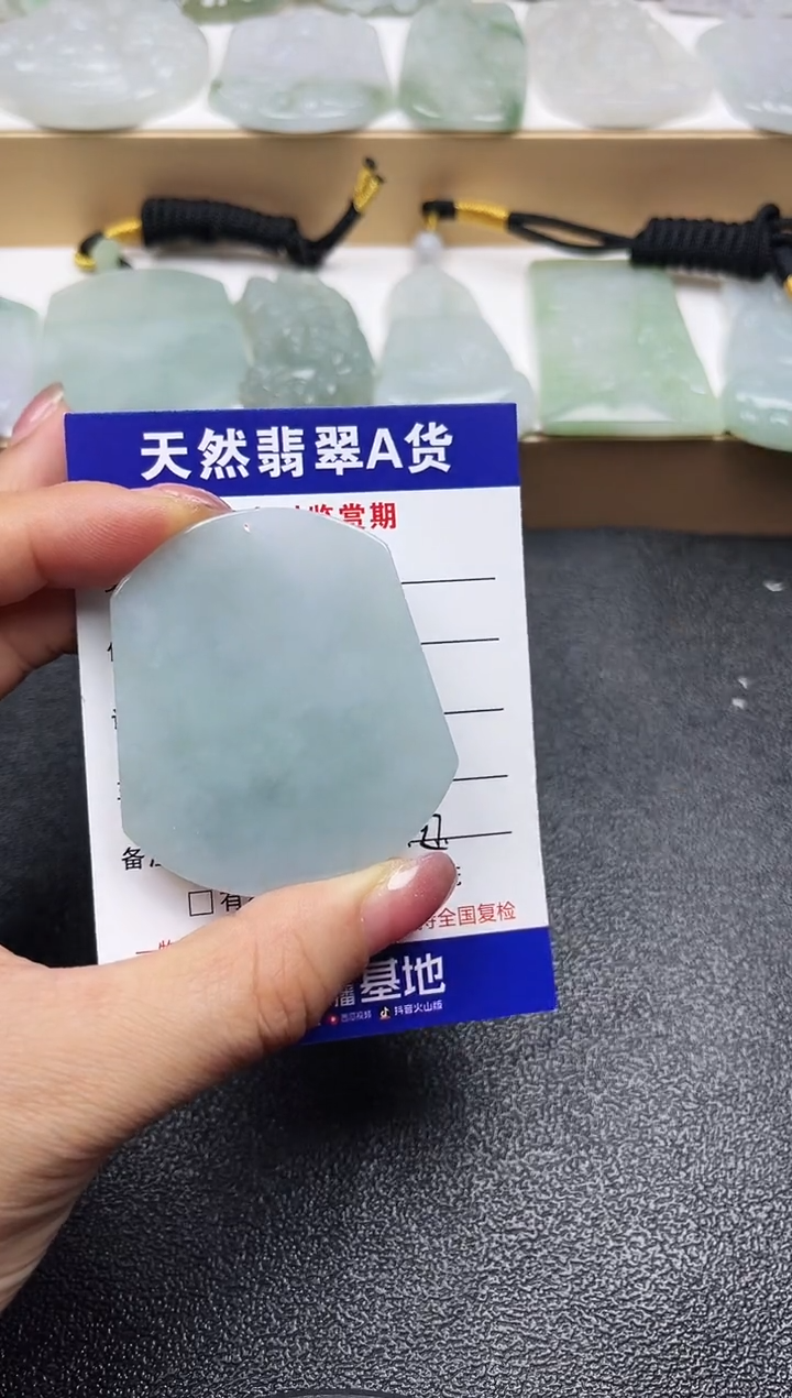 颈饰未镶嵌翡翠  